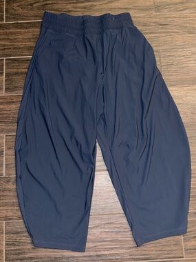 Old Navy Navy Cropped Barrel  Elastic-Waist Ankle Pants - Relaxed Fit